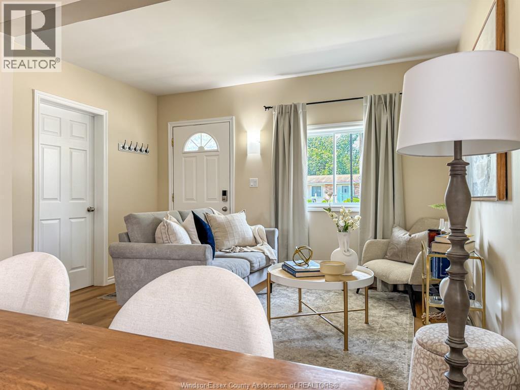1044 Reedmere Road, Windsor, ON - Indoor Photo Showing Living Room