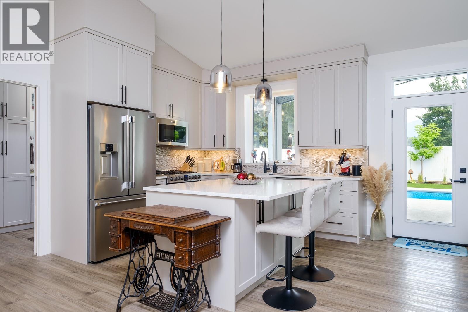 1217 Mcphee Road, Castlegar, BC - Indoor Photo Showing Kitchen With Upgraded Kitchen