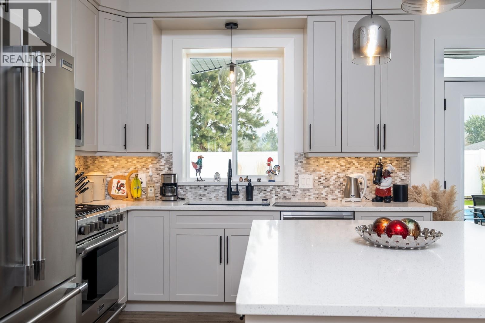 1217 Mcphee Road, Castlegar, BC - Indoor Photo Showing Kitchen With Upgraded Kitchen