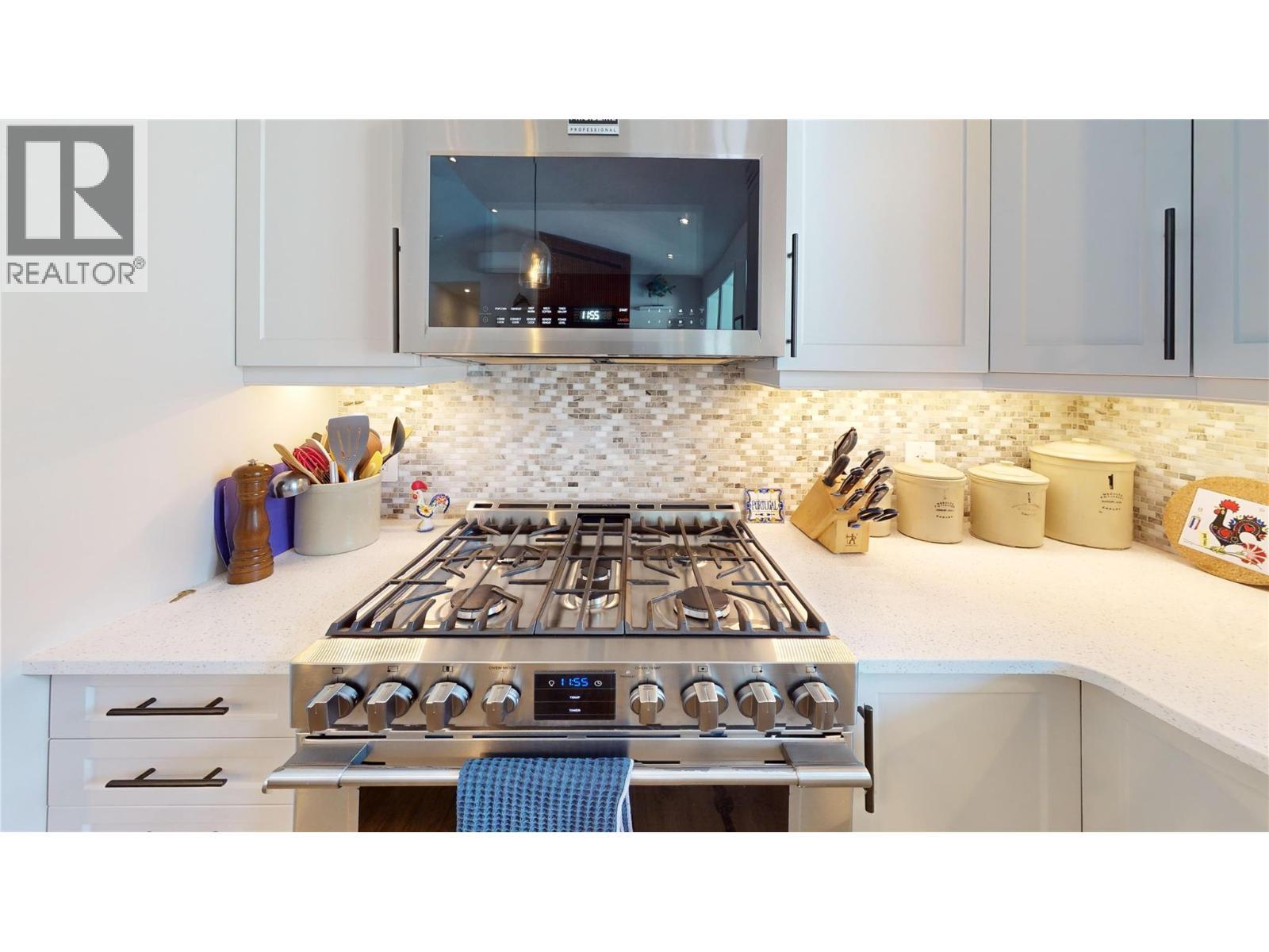 1217 Mcphee Road, Castlegar, BC - Indoor Photo Showing Kitchen
