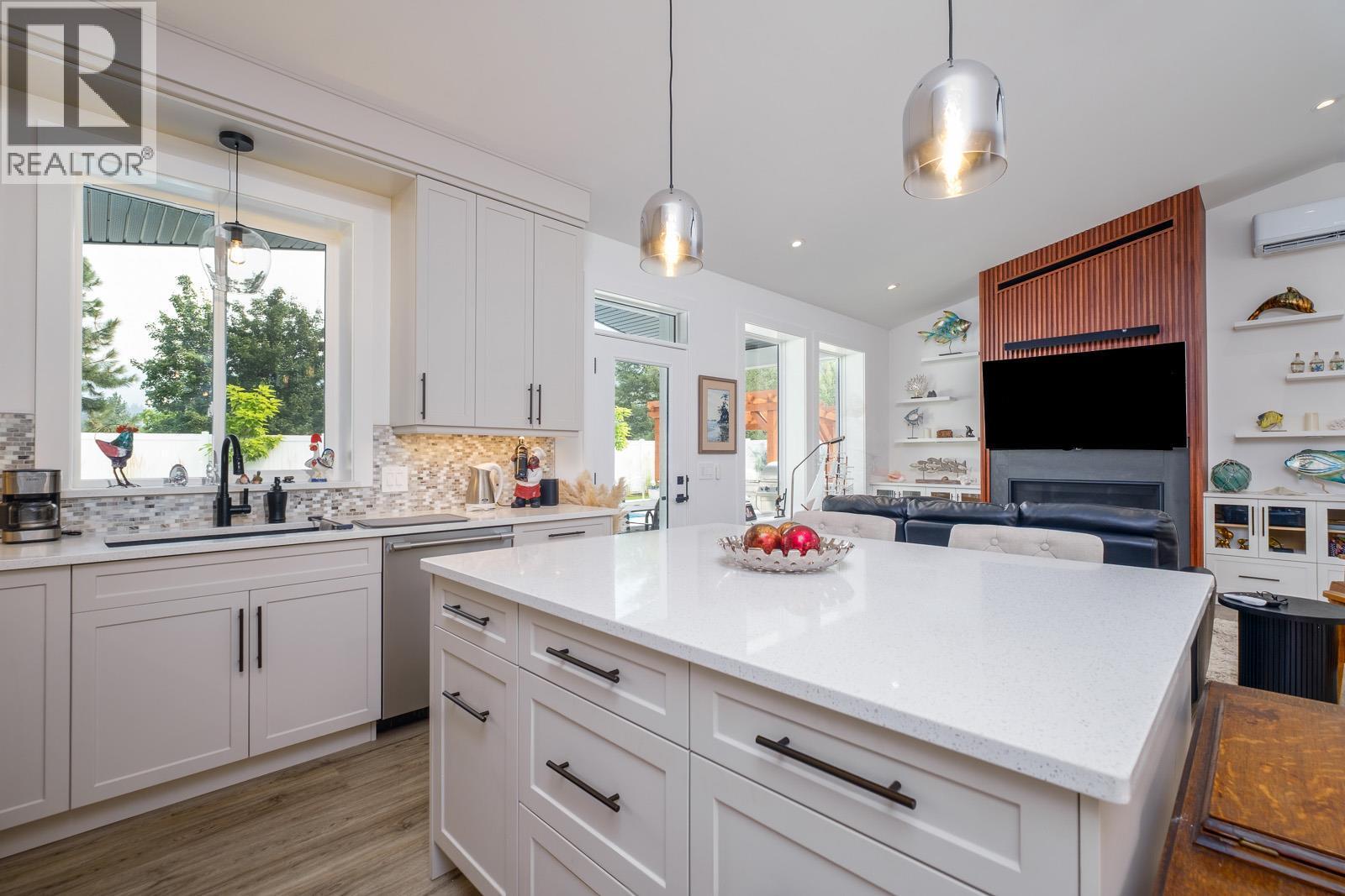 1217 Mcphee Road, Castlegar, BC - Indoor Photo Showing Kitchen