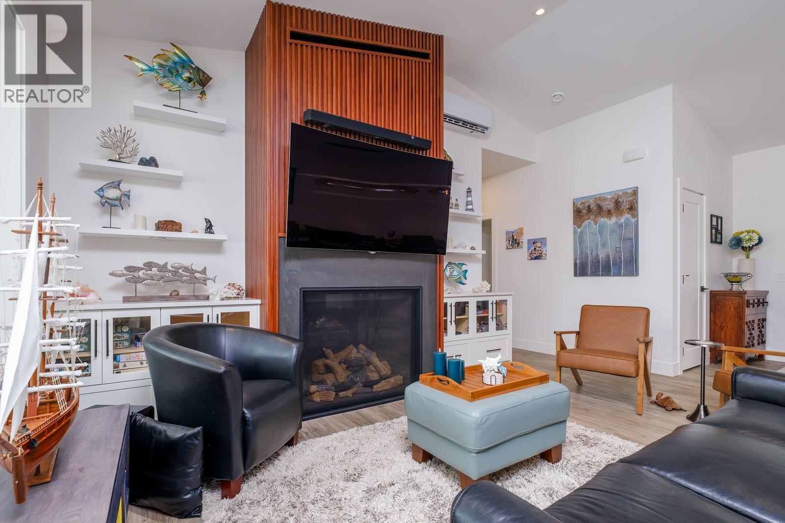 1217 Mcphee Road, Castlegar, BC - Indoor Photo Showing Living Room With Fireplace