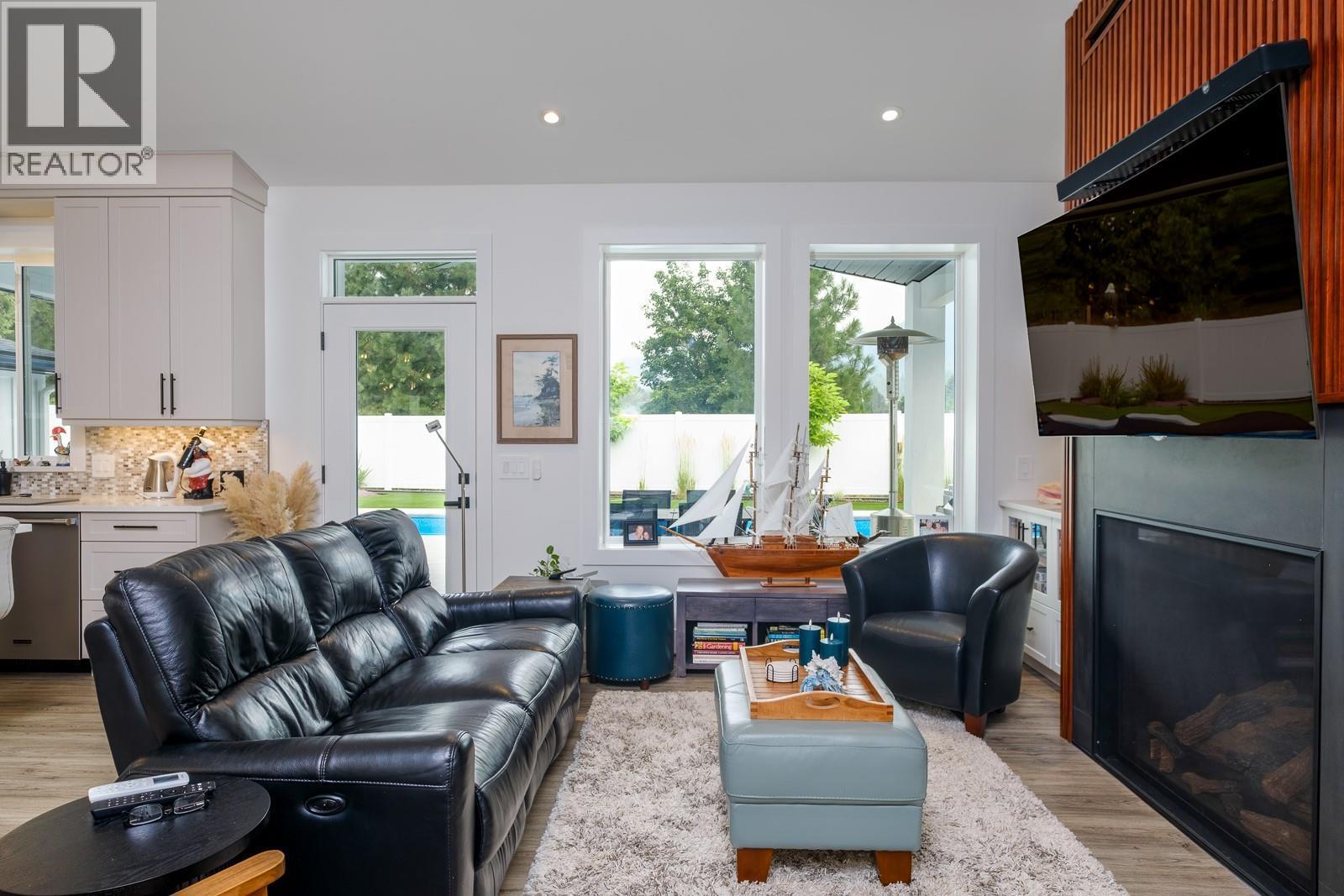 1217 Mcphee Road, Castlegar, BC - Indoor Photo Showing Living Room With Fireplace