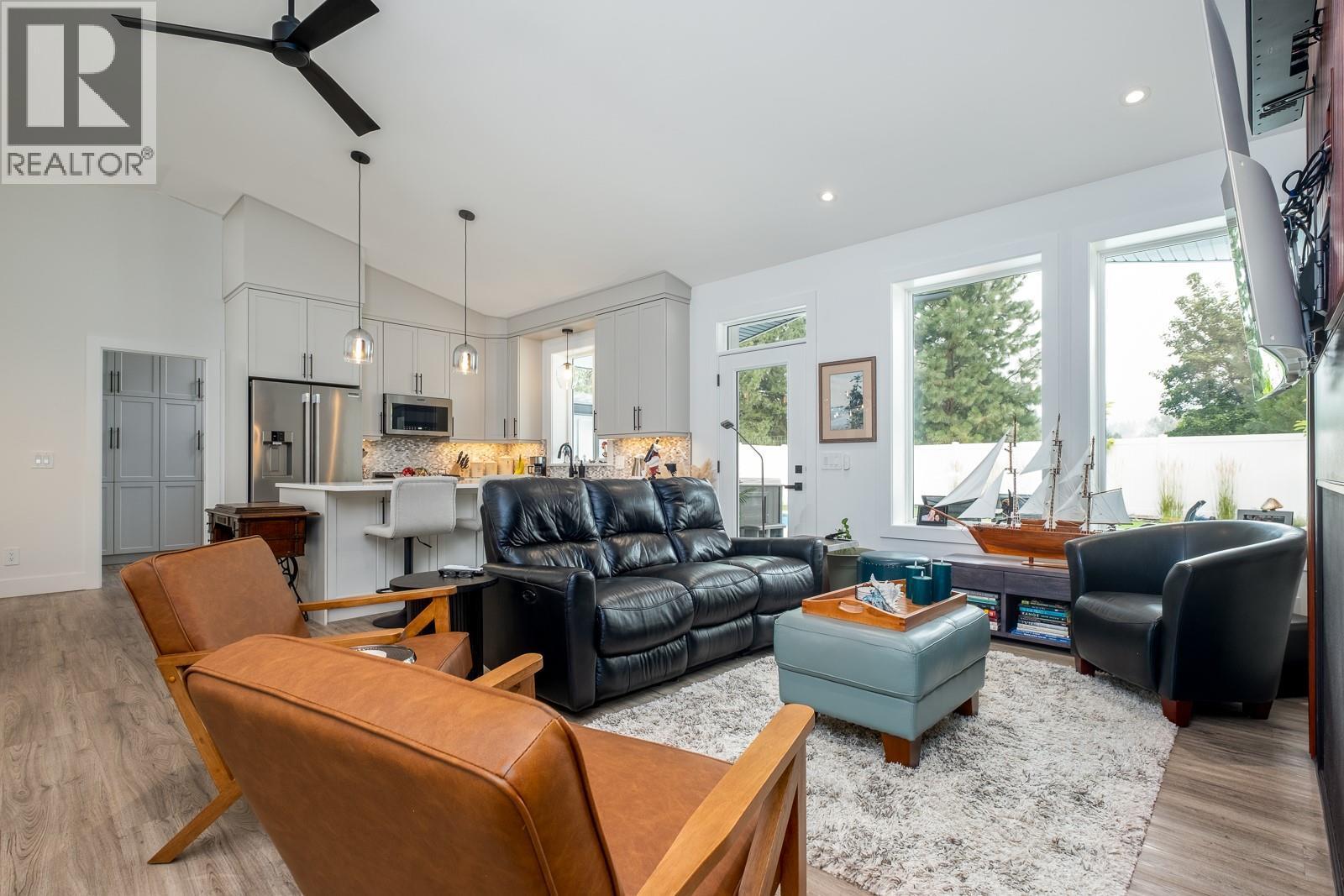 1217 Mcphee Road, Castlegar, BC - Indoor Photo Showing Living Room
