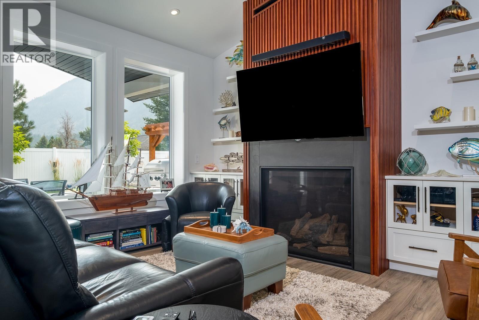1217 Mcphee Road, Castlegar, BC - Indoor Photo Showing Living Room With Fireplace