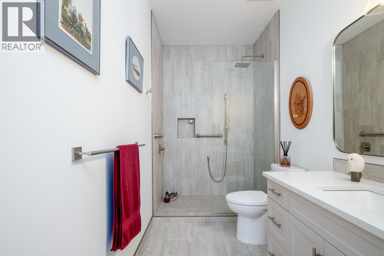 1217 Mcphee Road, Castlegar, BC - Indoor Photo Showing Bathroom