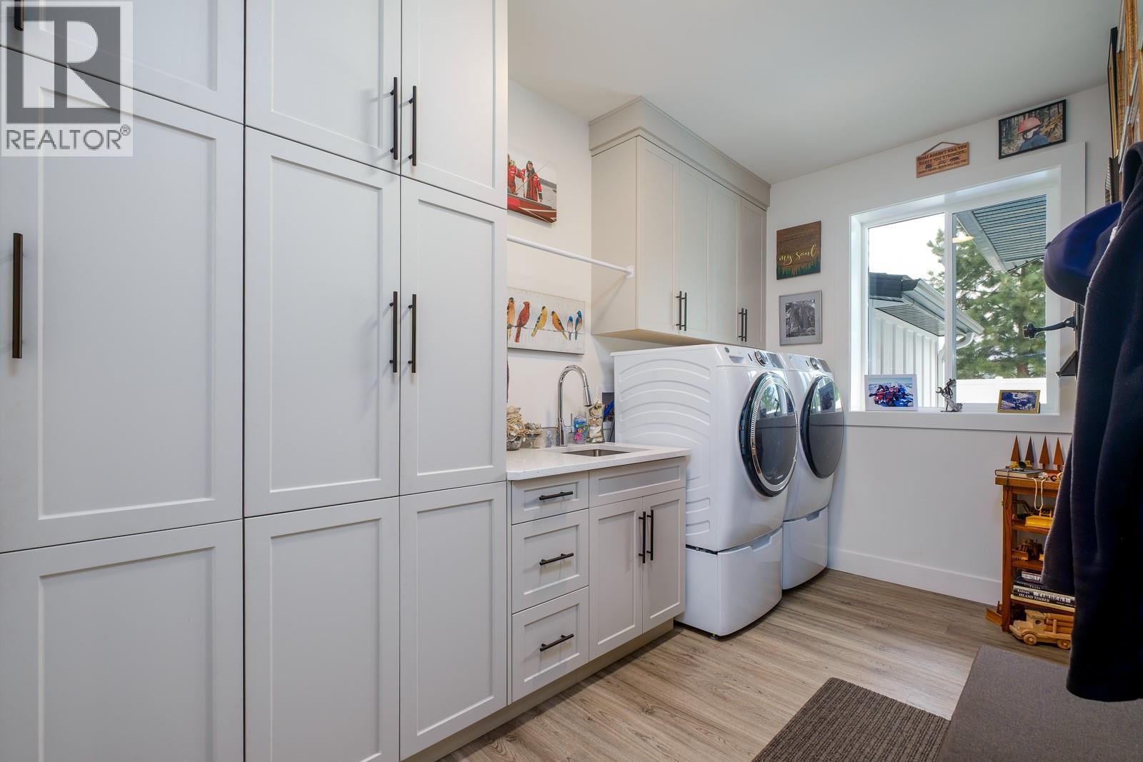 1217 Mcphee Road, Castlegar, BC - Indoor Photo Showing Laundry Room