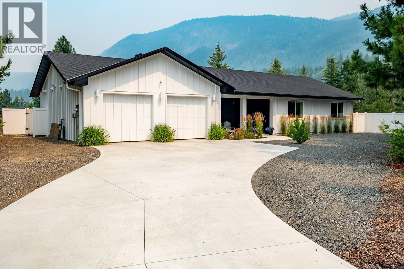 1217 Mcphee Road, Castlegar, BC - Outdoor