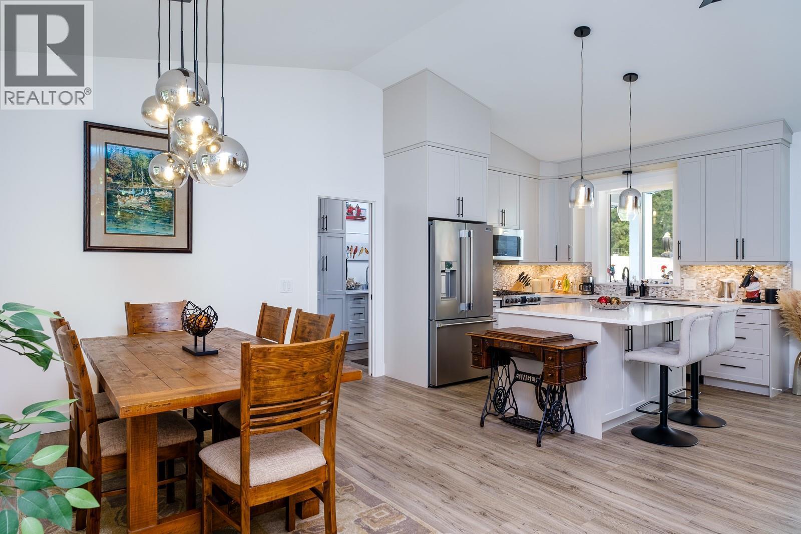 1217 Mcphee Road, Castlegar, BC - Indoor Photo Showing Dining Room
