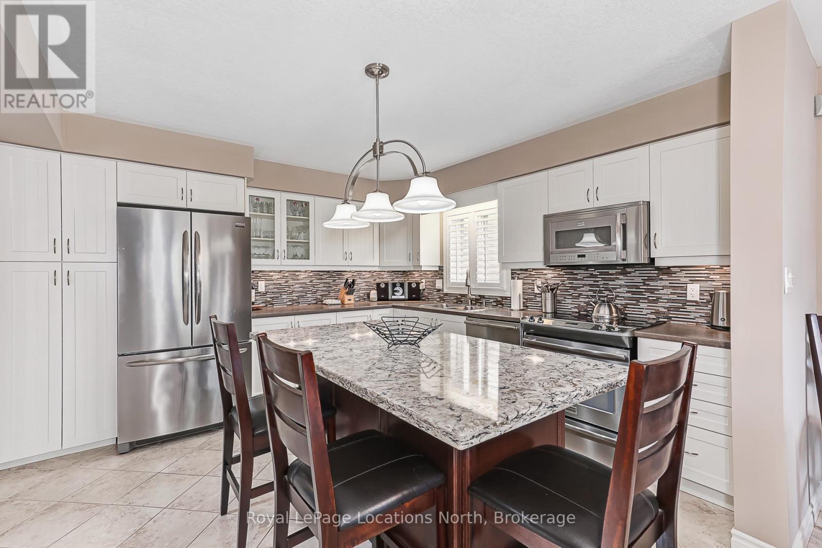 7 Kayla Crescent, Collingwood, ON - Indoor Photo Showing Kitchen With Upgraded Kitchen