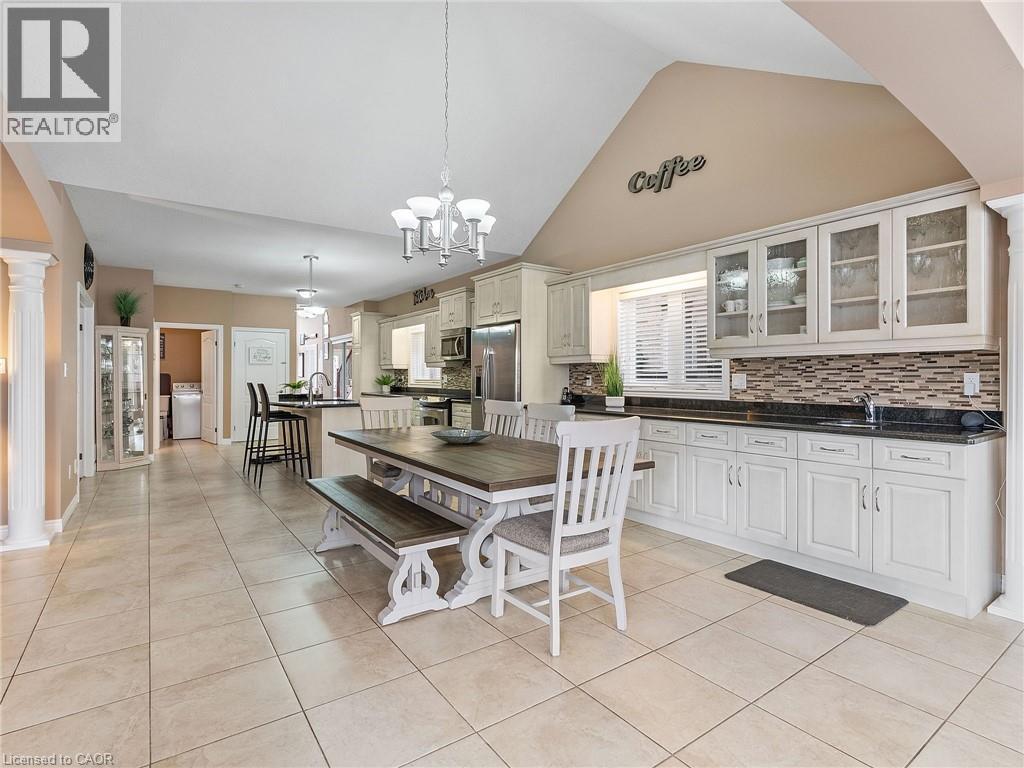 52 Arrowhead Drive, Hamilton, ON - Indoor Photo Showing Dining Room