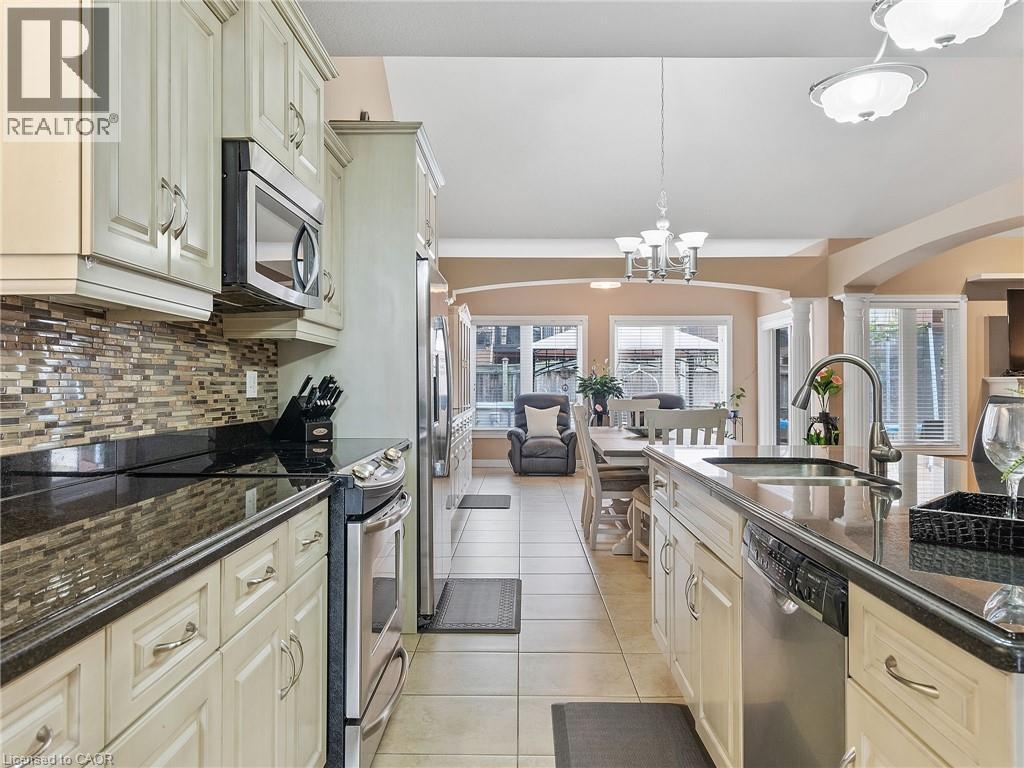 52 Arrowhead Drive, Hamilton, ON - Indoor Photo Showing Kitchen With Double Sink With Upgraded Kitchen