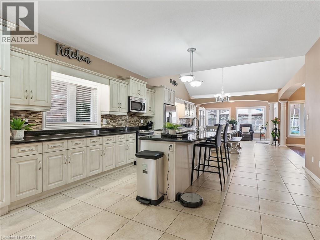 52 Arrowhead Drive, Hamilton, ON - Indoor Photo Showing Kitchen With Upgraded Kitchen