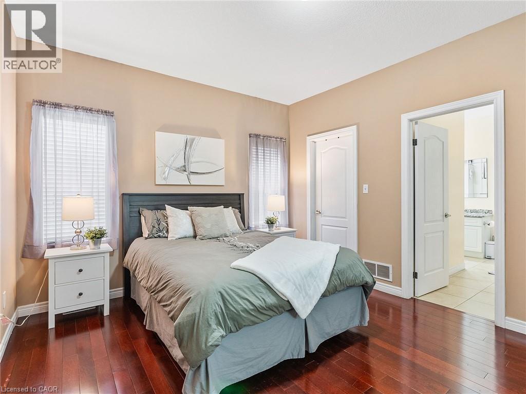 52 Arrowhead Drive, Hamilton, ON - Indoor Photo Showing Bedroom
