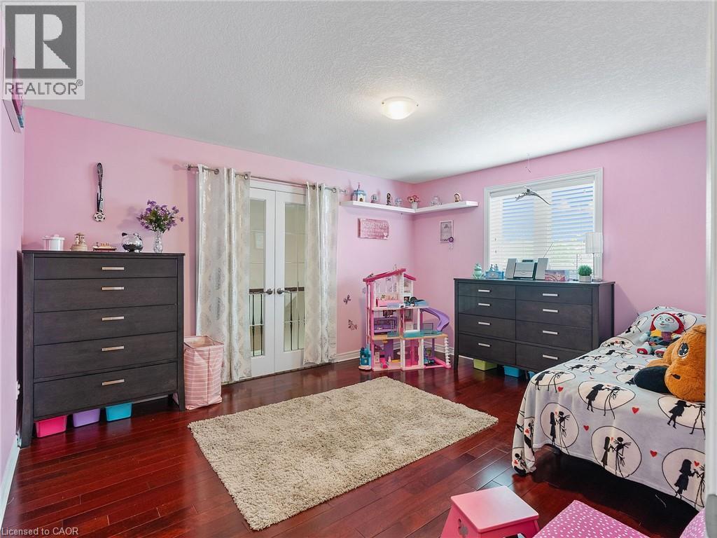 52 Arrowhead Drive, Hamilton, ON - Indoor Photo Showing Bedroom