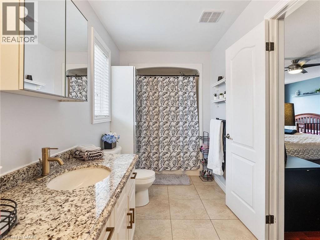 52 Arrowhead Drive, Hamilton, ON - Indoor Photo Showing Bathroom