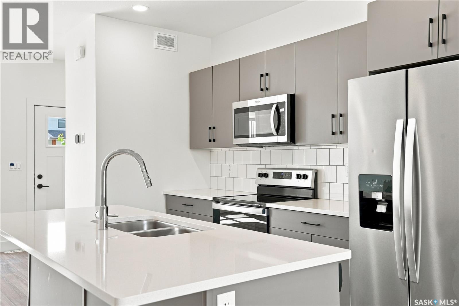 115 Rosewood Boulevard E, Saskatoon, SK - Indoor Photo Showing Kitchen With Stainless Steel Kitchen With Double Sink With Upgraded Kitchen
