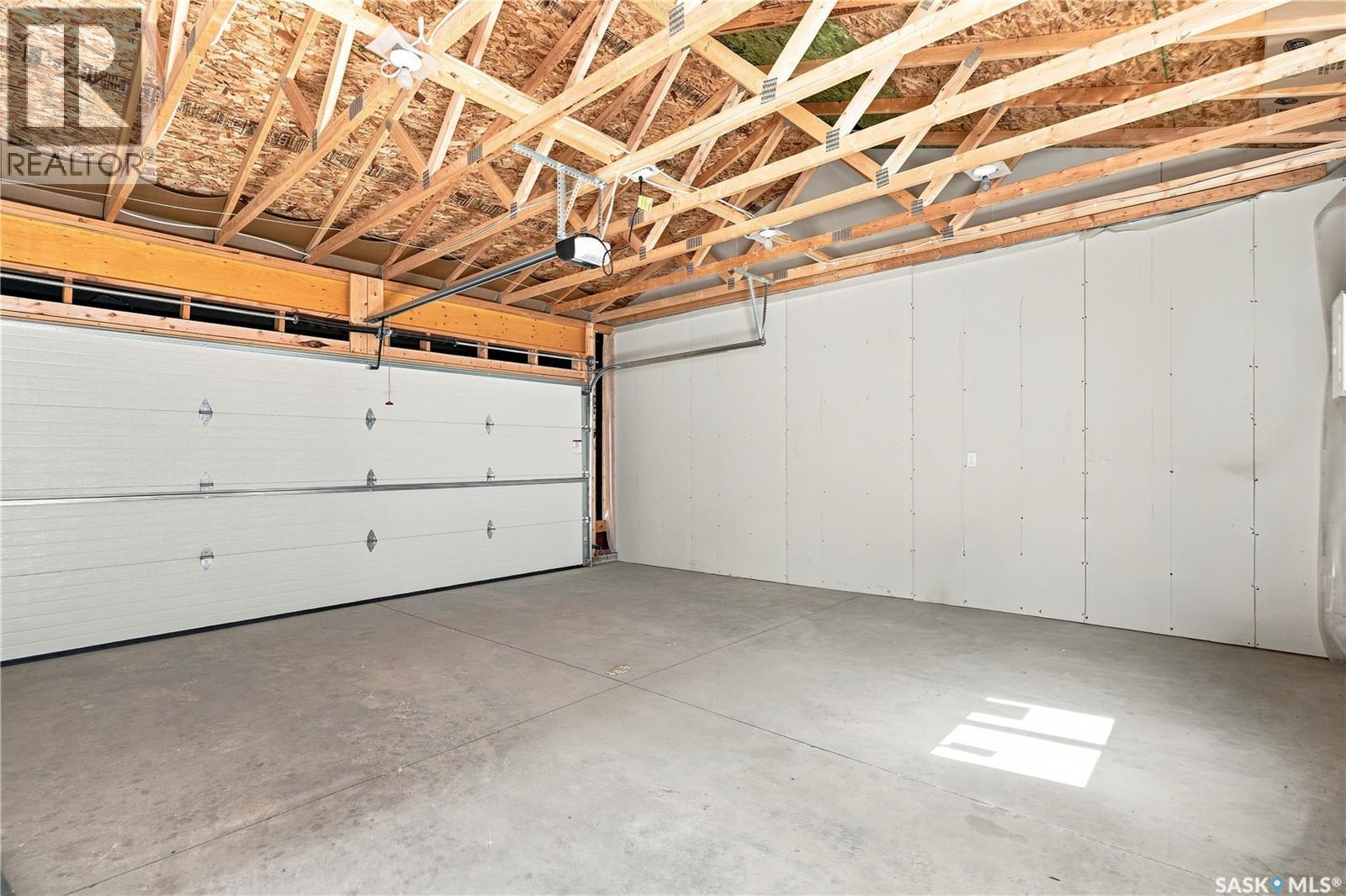 115 Rosewood Boulevard E, Saskatoon, SK - Indoor Photo Showing Garage