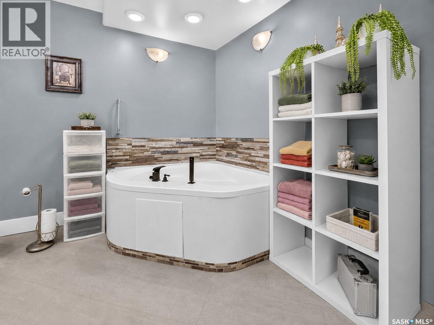 892 Elgin Avenue, Moose Jaw, SK - Indoor Photo Showing Bathroom