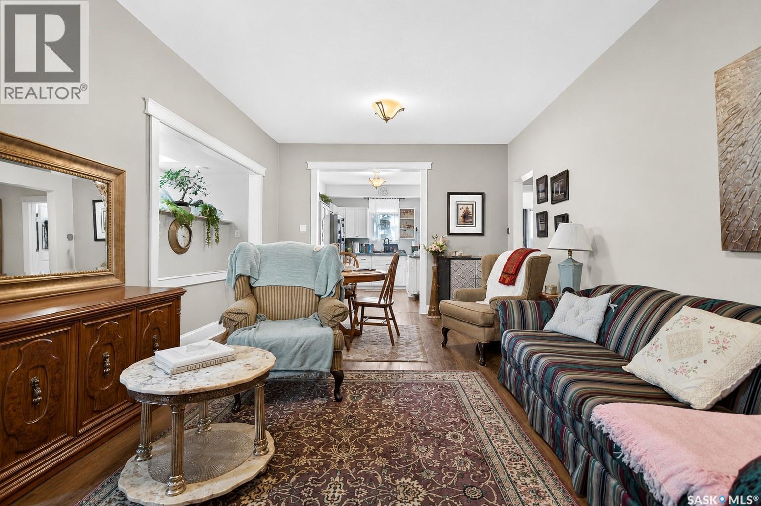 892 Elgin Avenue, Moose Jaw, SK - Indoor Photo Showing Living Room