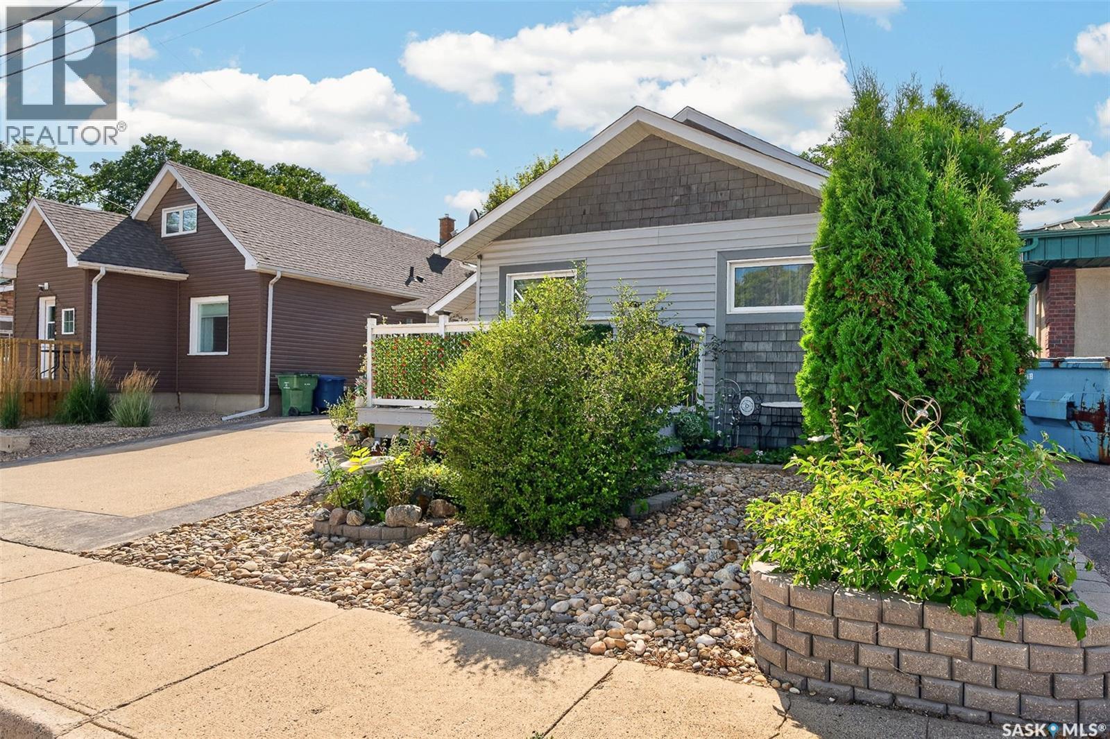 892 Elgin Avenue, Moose Jaw, SK - Outdoor