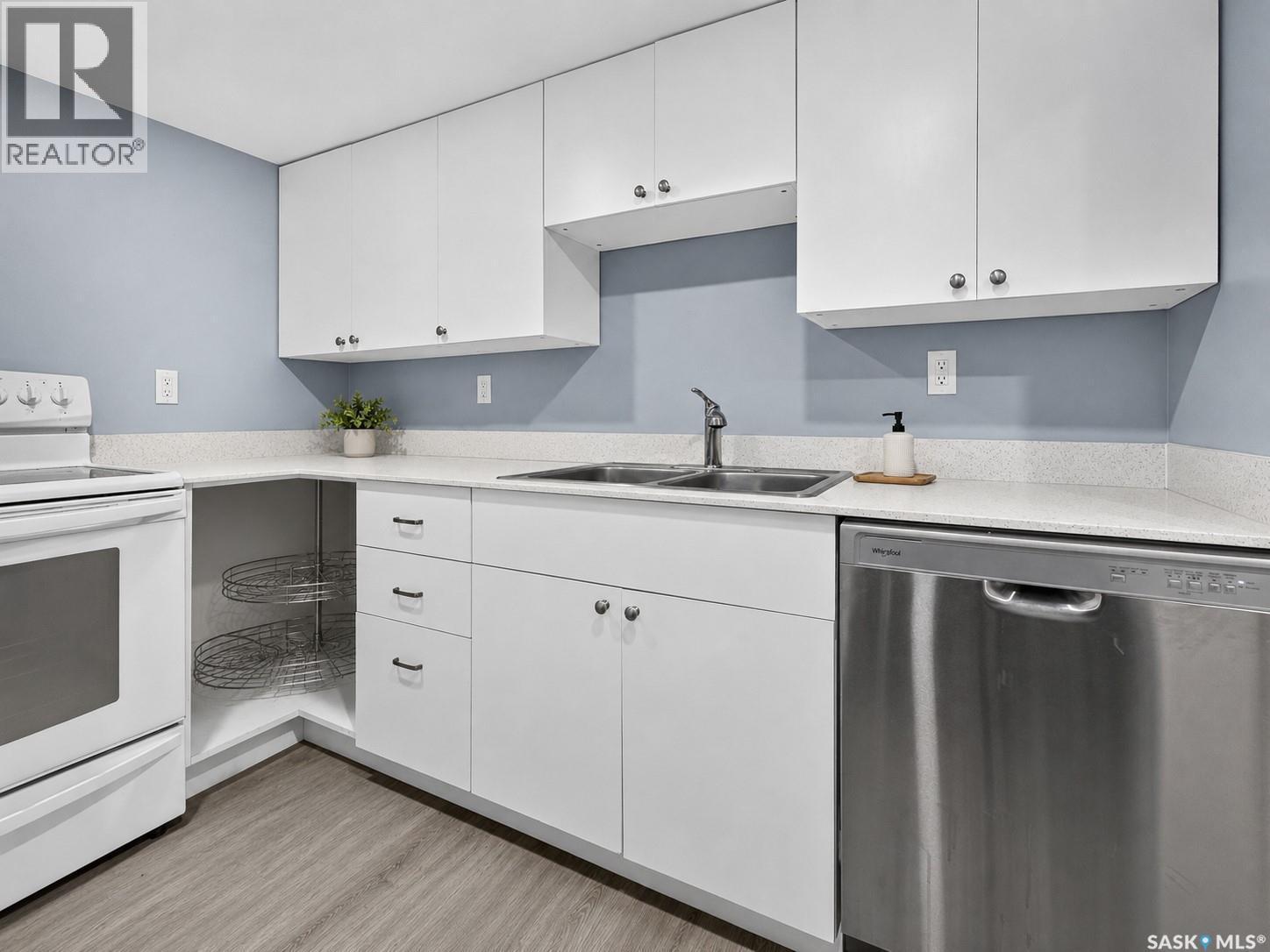892 Elgin Avenue, Moose Jaw, SK - Indoor Photo Showing Kitchen With Double Sink