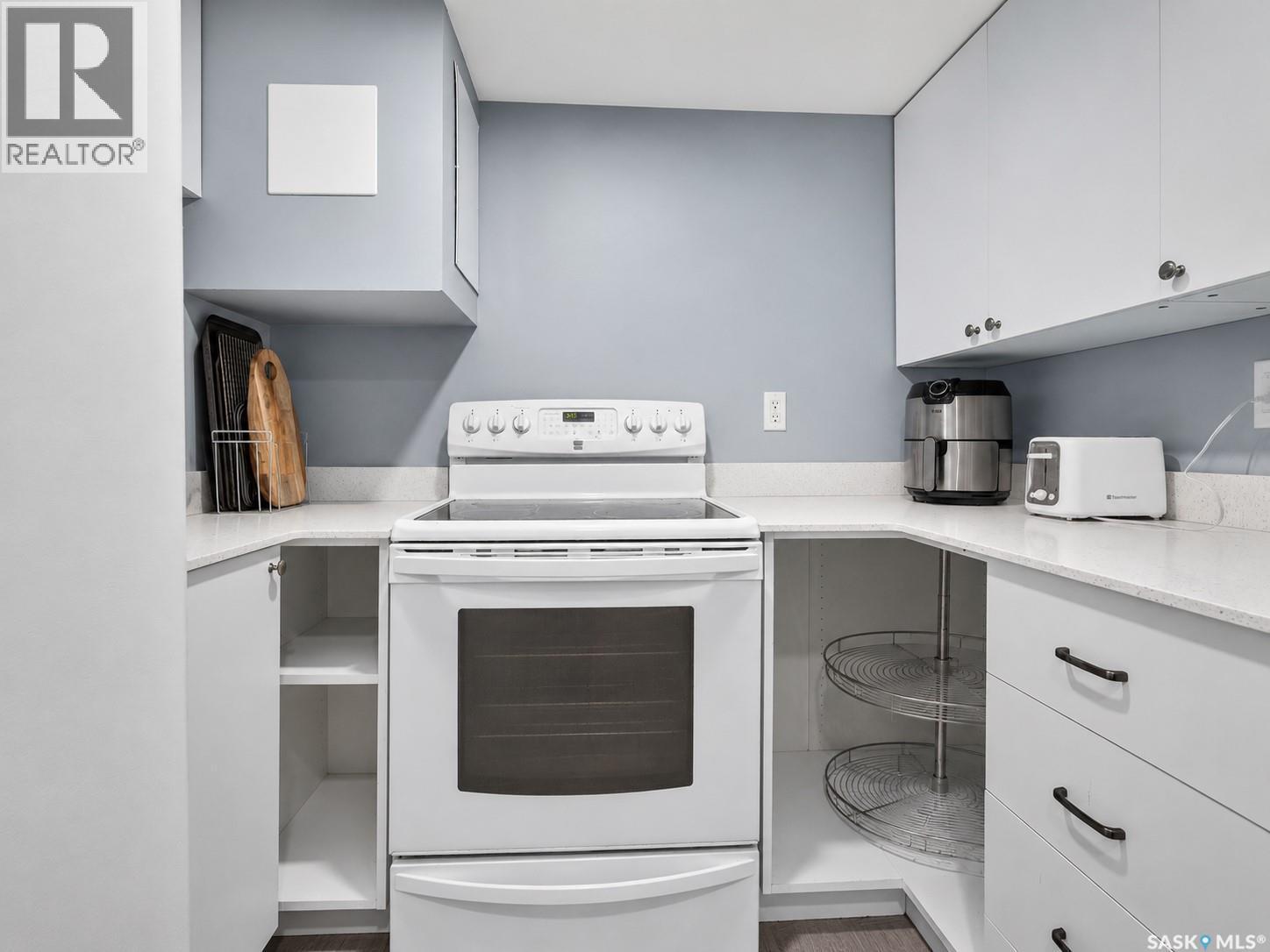 892 Elgin Avenue, Moose Jaw, SK - Indoor Photo Showing Kitchen