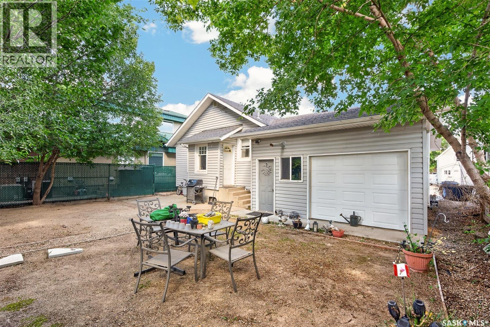 892 Elgin Avenue, Moose Jaw, SK - Outdoor