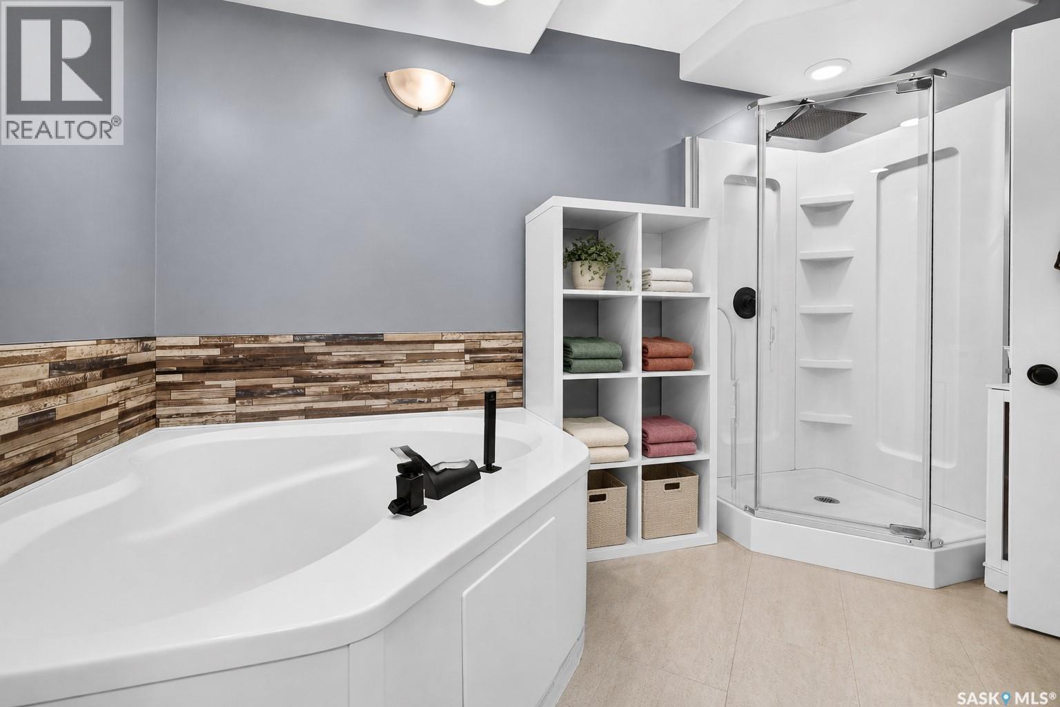 892 Elgin Avenue, Moose Jaw, SK - Indoor Photo Showing Bathroom