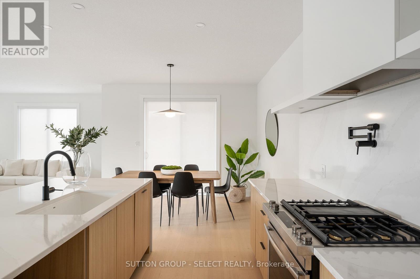 275 Silver Maple Circle, Thames Centre, ON - Indoor Photo Showing Kitchen With Upgraded Kitchen