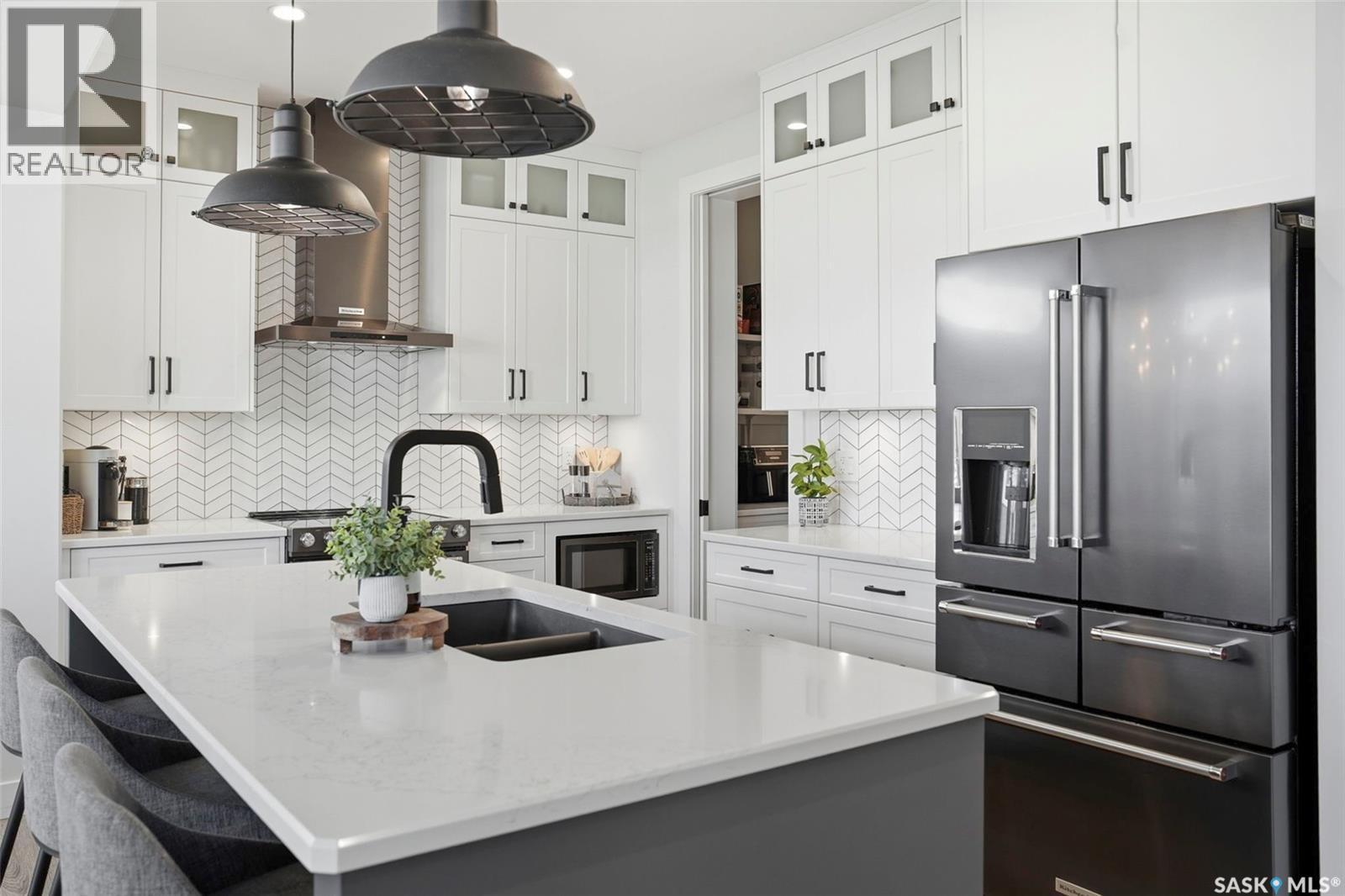 250 Skopik Crescent, Saskatoon, SK - Indoor Photo Showing Kitchen With Double Sink With Upgraded Kitchen