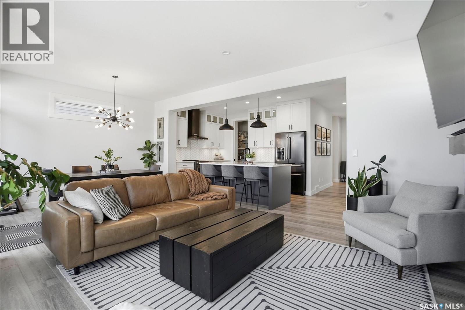 250 Skopik Crescent, Saskatoon, SK - Indoor Photo Showing Living Room