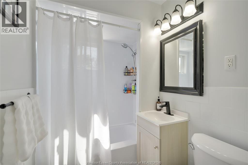 1667 Aubin, Windsor, ON - Indoor Photo Showing Bathroom