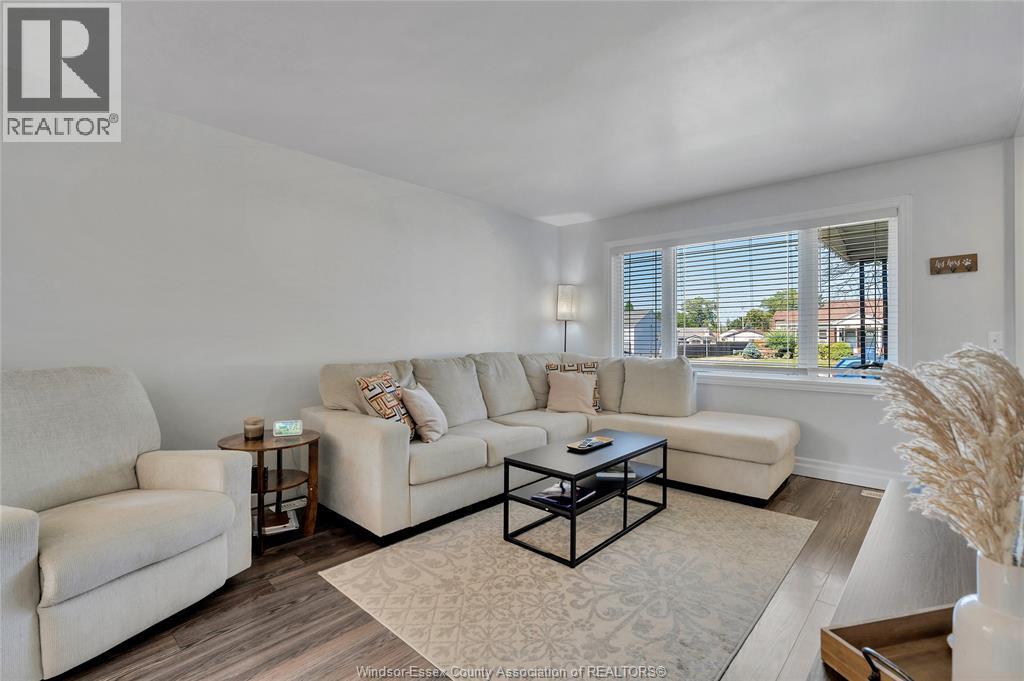 1667 Aubin, Windsor, ON - Indoor Photo Showing Living Room