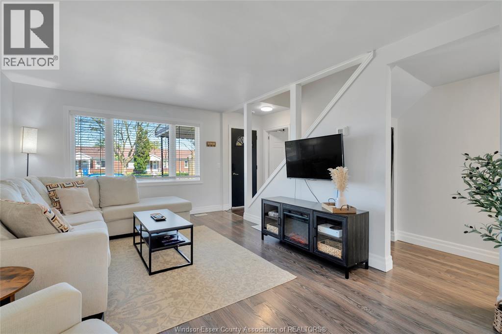 1667 Aubin, Windsor, ON - Indoor Photo Showing Living Room