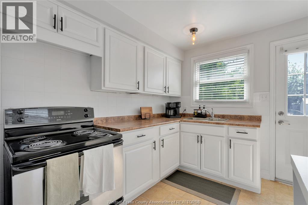 1667 Aubin, Windsor, ON - Indoor Photo Showing Kitchen With Double Sink