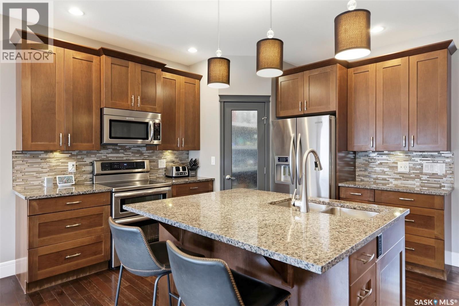 420 Hogan Way, Warman, SK - Indoor Photo Showing Kitchen With Double Sink With Upgraded Kitchen