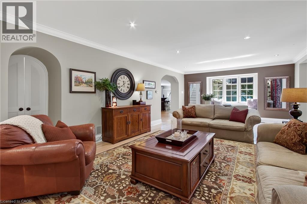 1391 Queen Victoria Avenue, Mississauga, ON - Indoor Photo Showing Living Room