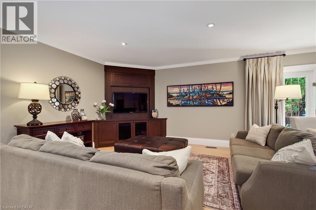 1391 Queen Victoria Avenue, Mississauga, ON - Indoor Photo Showing Living Room