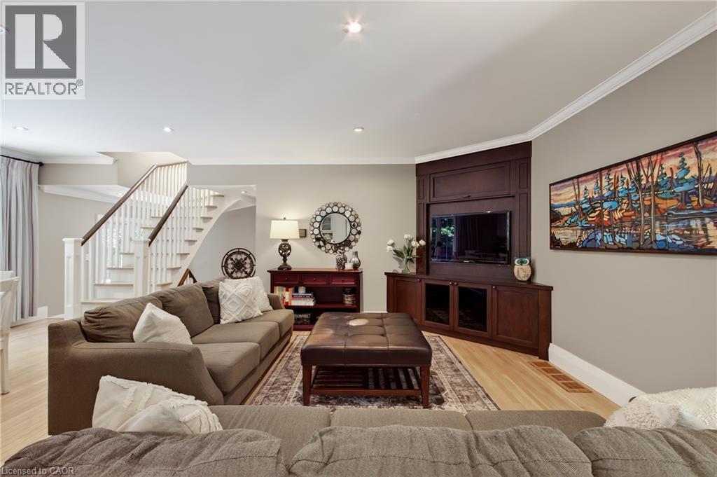 1391 Queen Victoria Avenue, Mississauga, ON - Indoor Photo Showing Living Room