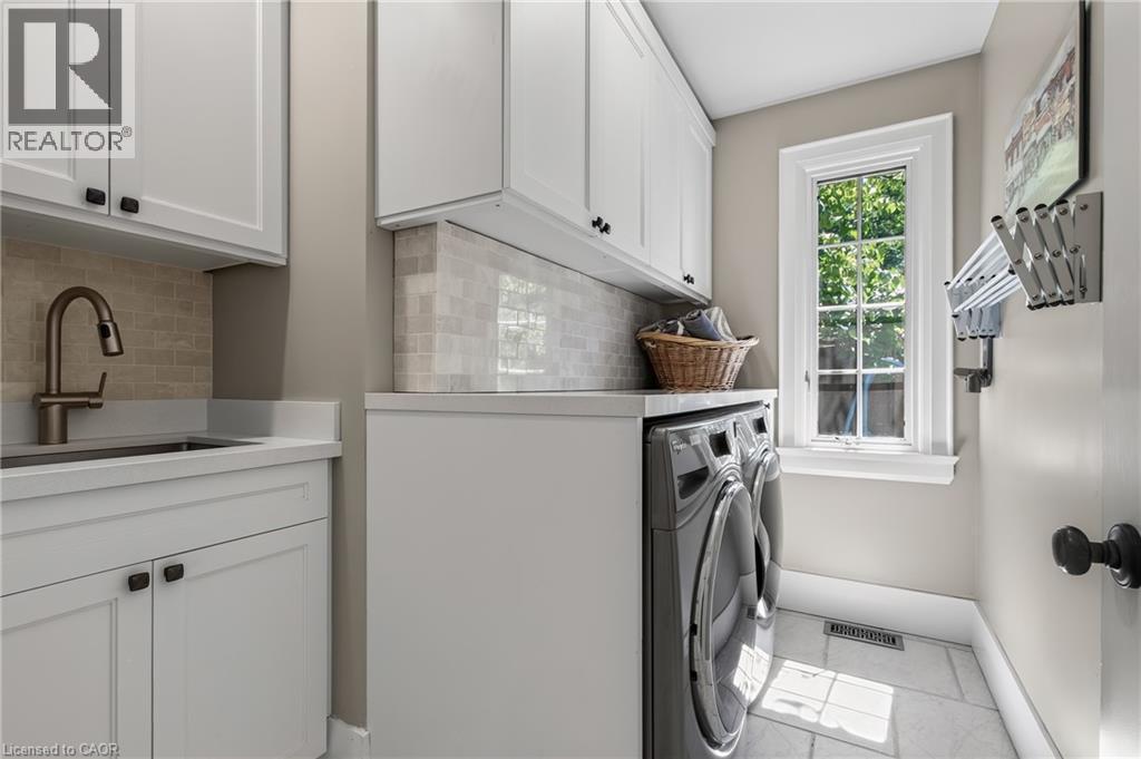 1391 Queen Victoria Avenue, Mississauga, ON - Indoor Photo Showing Laundry Room