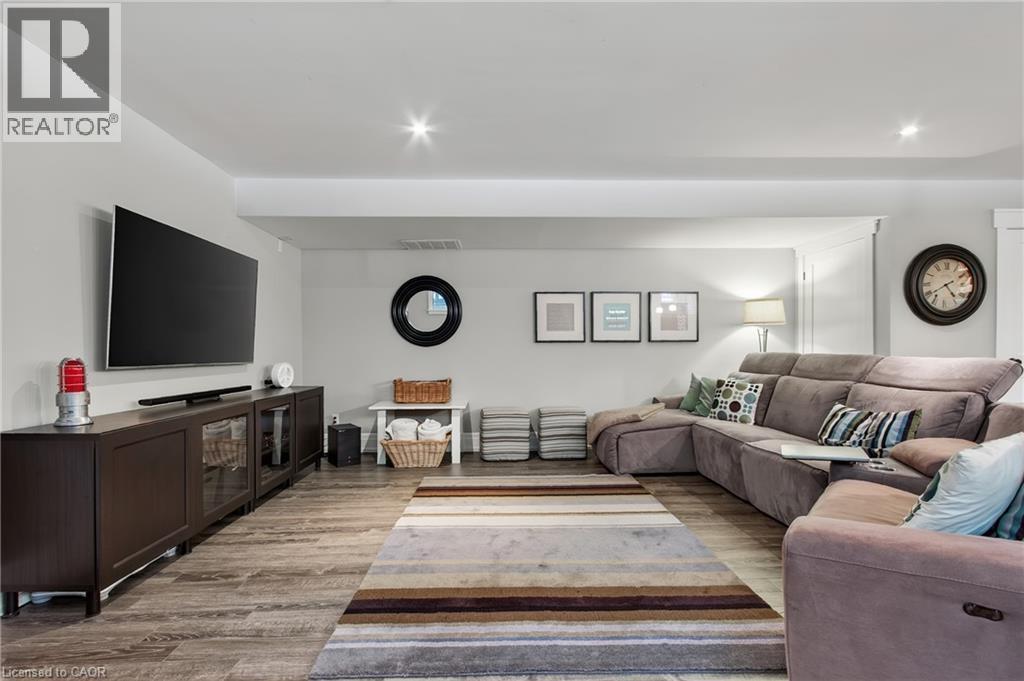 1391 Queen Victoria Avenue, Mississauga, ON - Indoor Photo Showing Living Room
