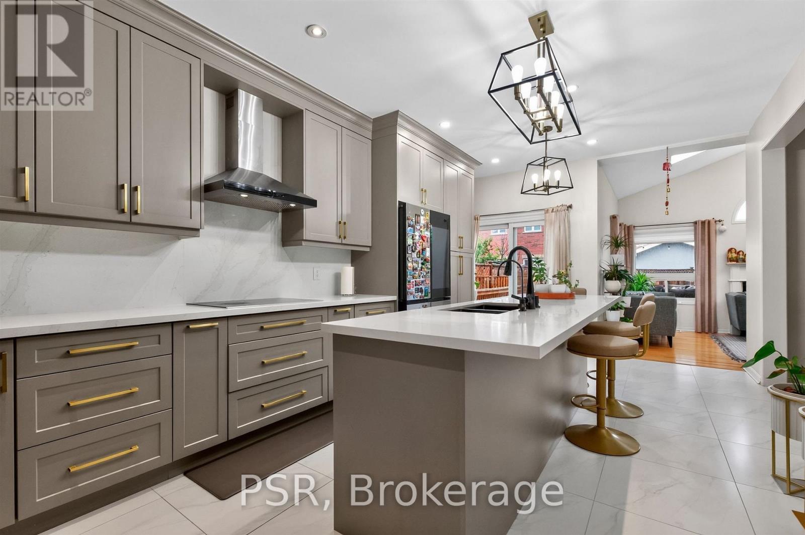 5183 Oscar Peterson Boulevard, Mississauga, ON - Indoor Photo Showing Kitchen With Upgraded Kitchen