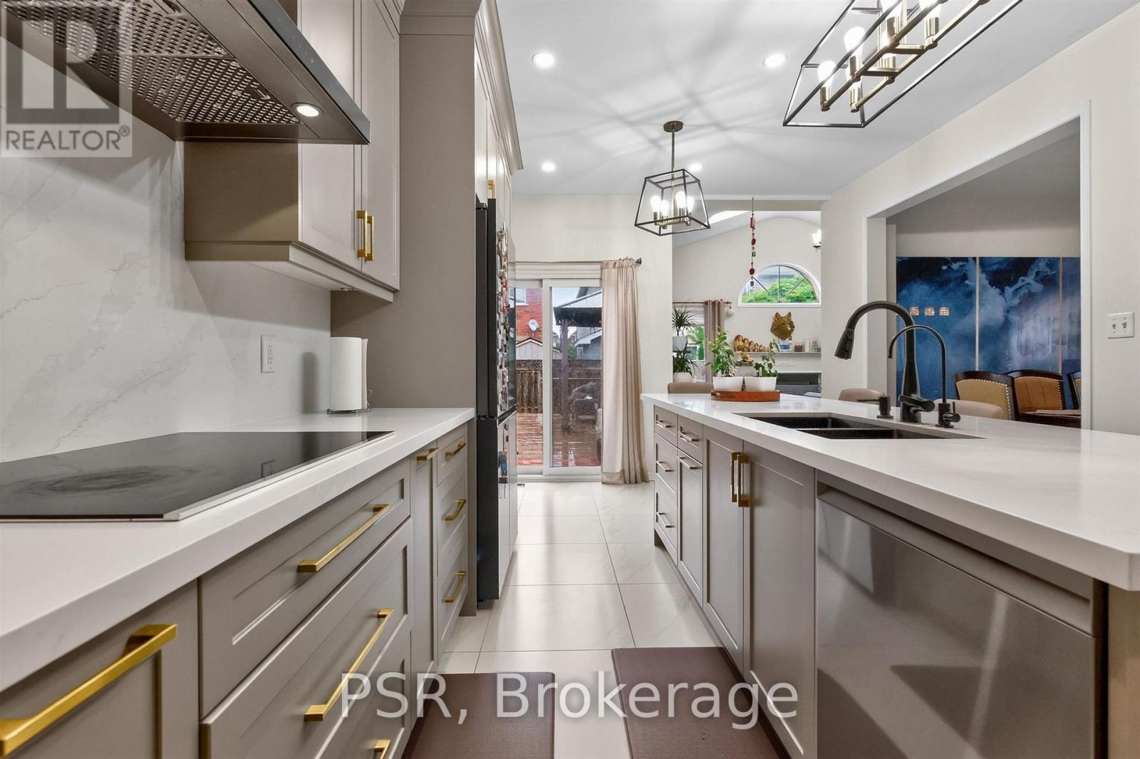 5183 Oscar Peterson Boulevard, Mississauga, ON - Indoor Photo Showing Kitchen With Double Sink With Upgraded Kitchen