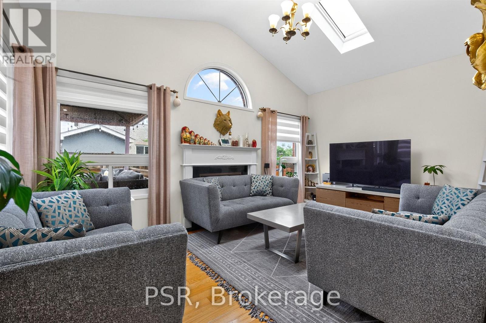 5183 Oscar Peterson Boulevard, Mississauga, ON - Indoor Photo Showing Living Room