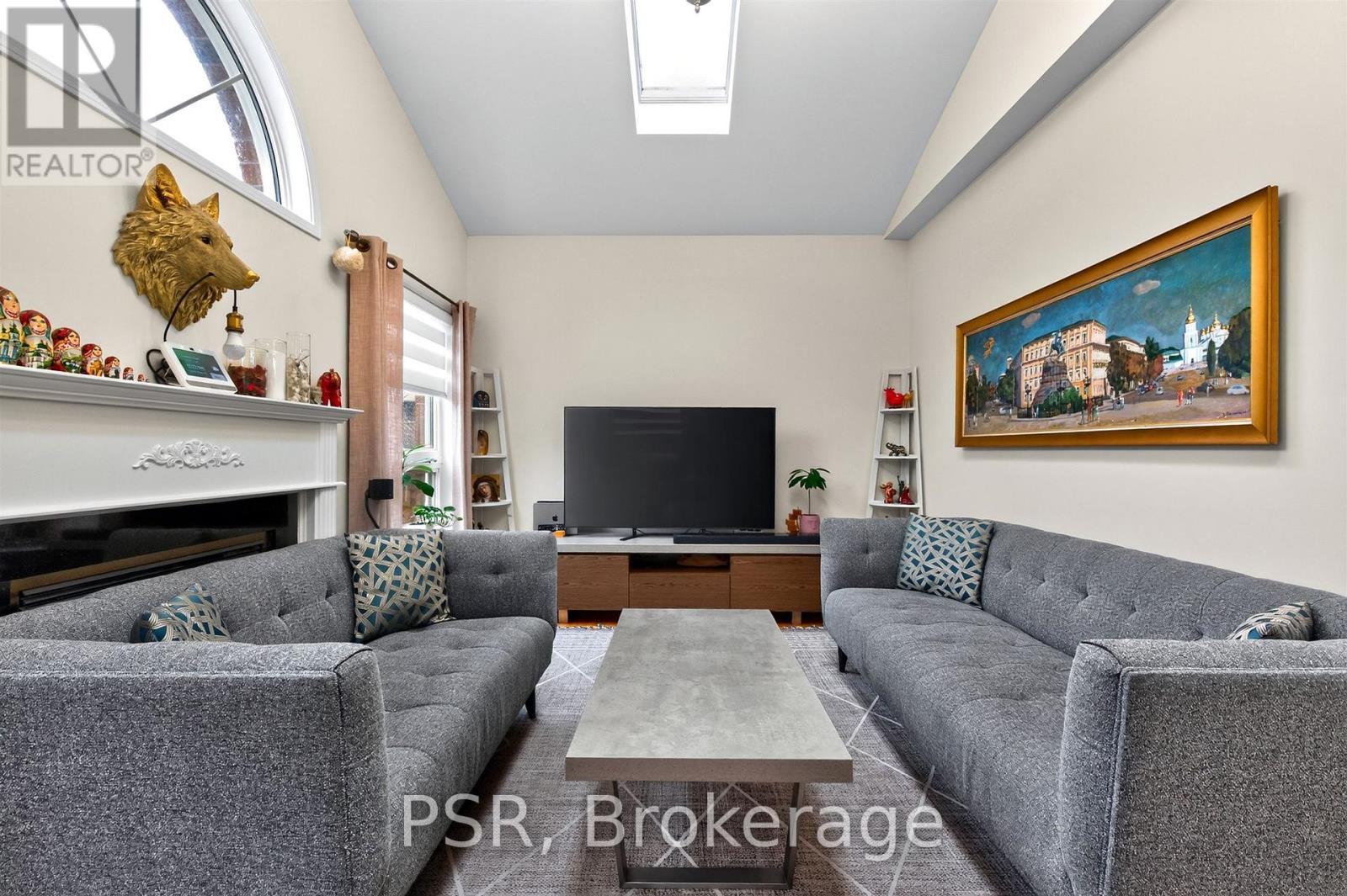 5183 Oscar Peterson Boulevard, Mississauga, ON - Indoor Photo Showing Living Room