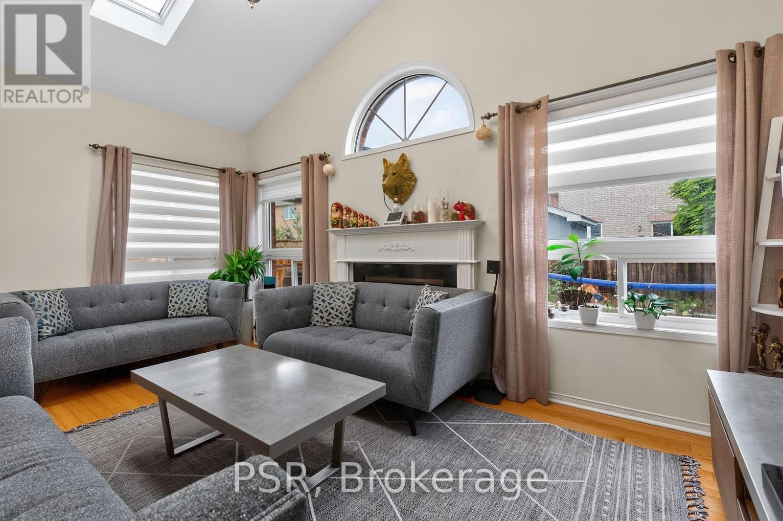 5183 Oscar Peterson Boulevard, Mississauga, ON - Indoor Photo Showing Living Room