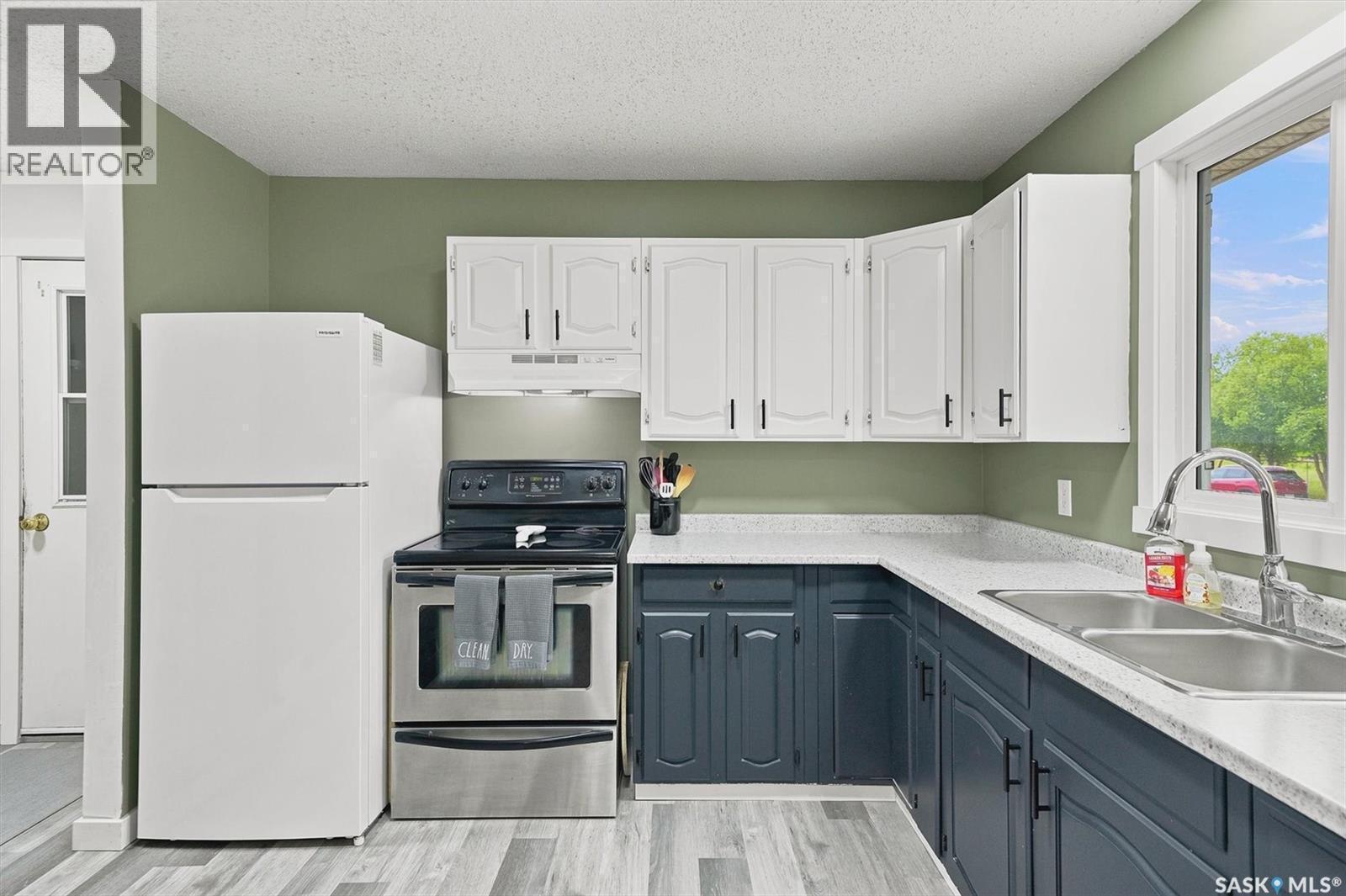 418 North Railway Street, Warman, SK - Indoor Photo Showing Kitchen With Double Sink