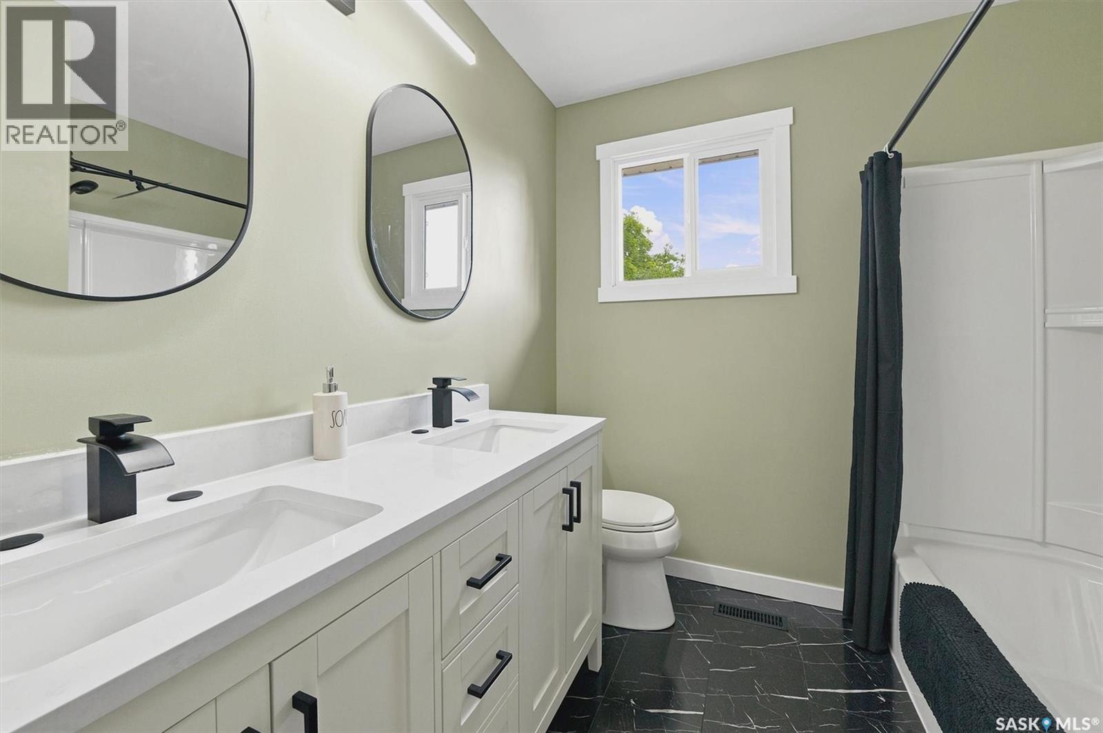 418 North Railway Street, Warman, SK - Indoor Photo Showing Bathroom