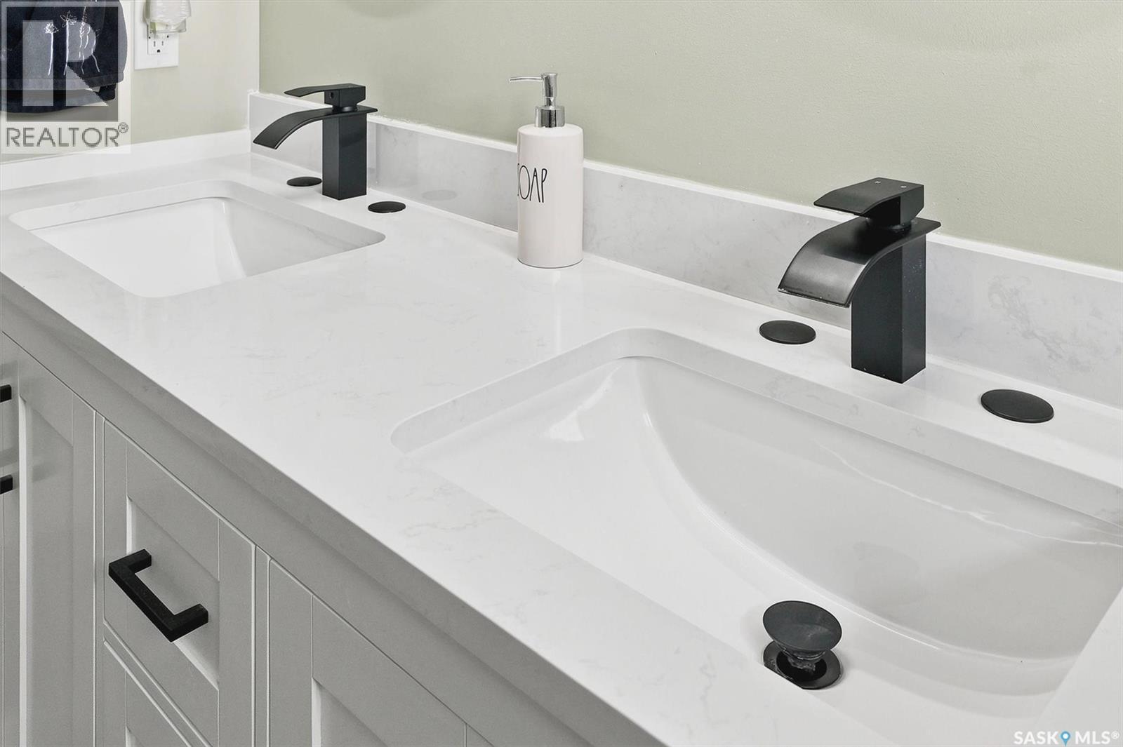 418 North Railway Street, Warman, SK - Indoor Photo Showing Bathroom